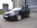 Golf GTI mit Kundencenter im Hintergrund.